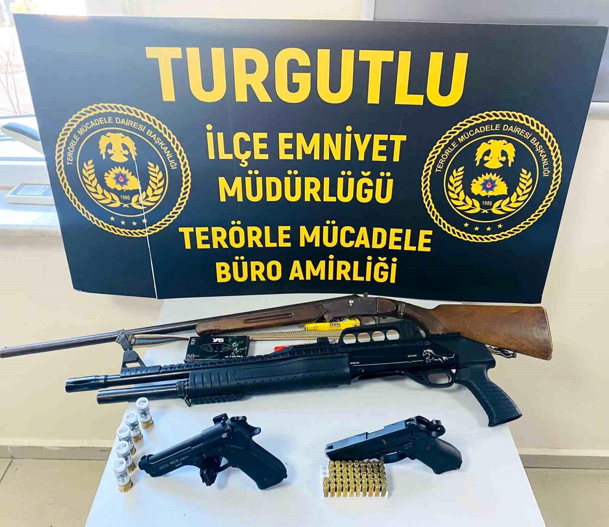 Turgutlu\'da Terör Operasyonu: 8 Gözaltı