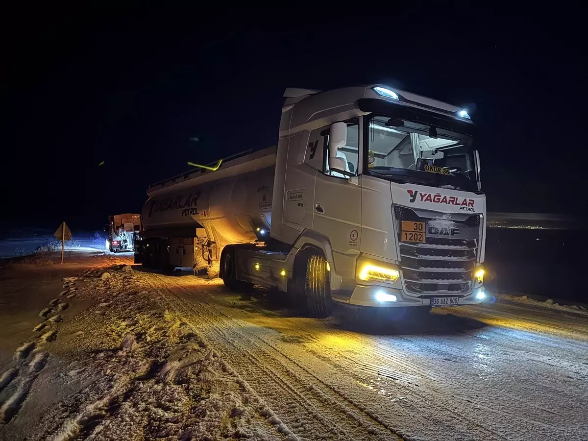 Karla Kaplı Yolda Tır Geçişi Yasaklandı