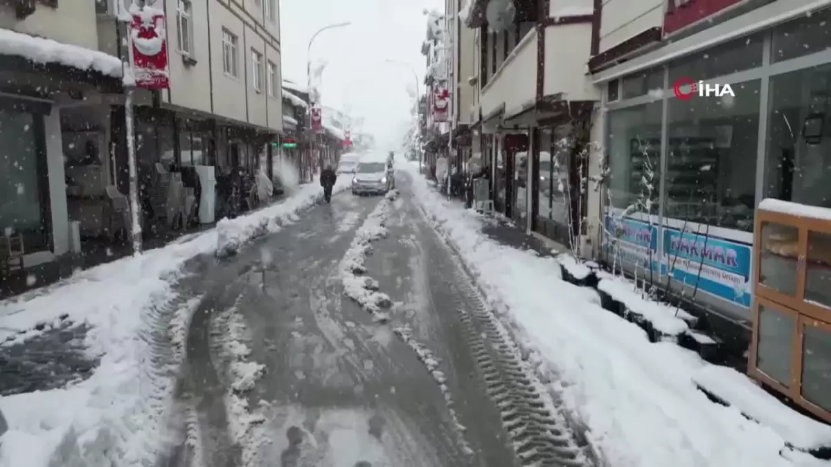 Uzundere\'de 40 Yılın En Yoğun Kar Yağışı: Hayat Durdü