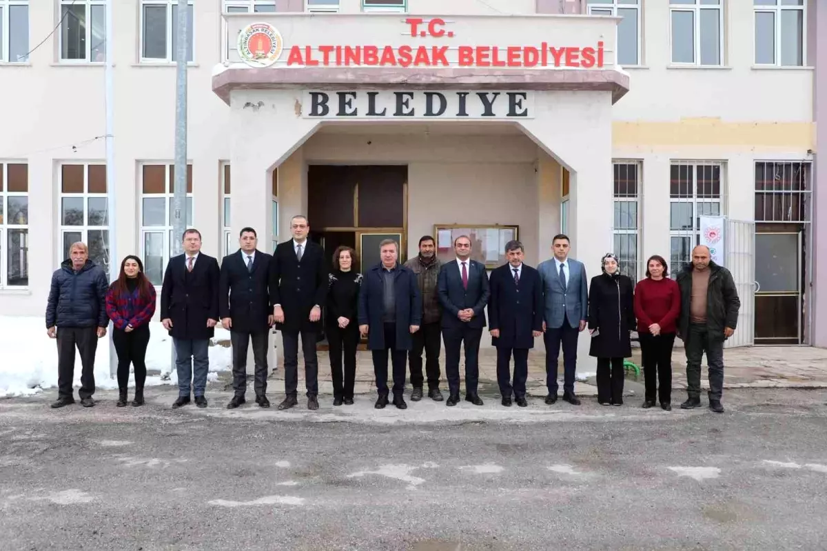 Vali Aydoğdu, Altınbaşak Belde Belediyesini Ziyaret Etti