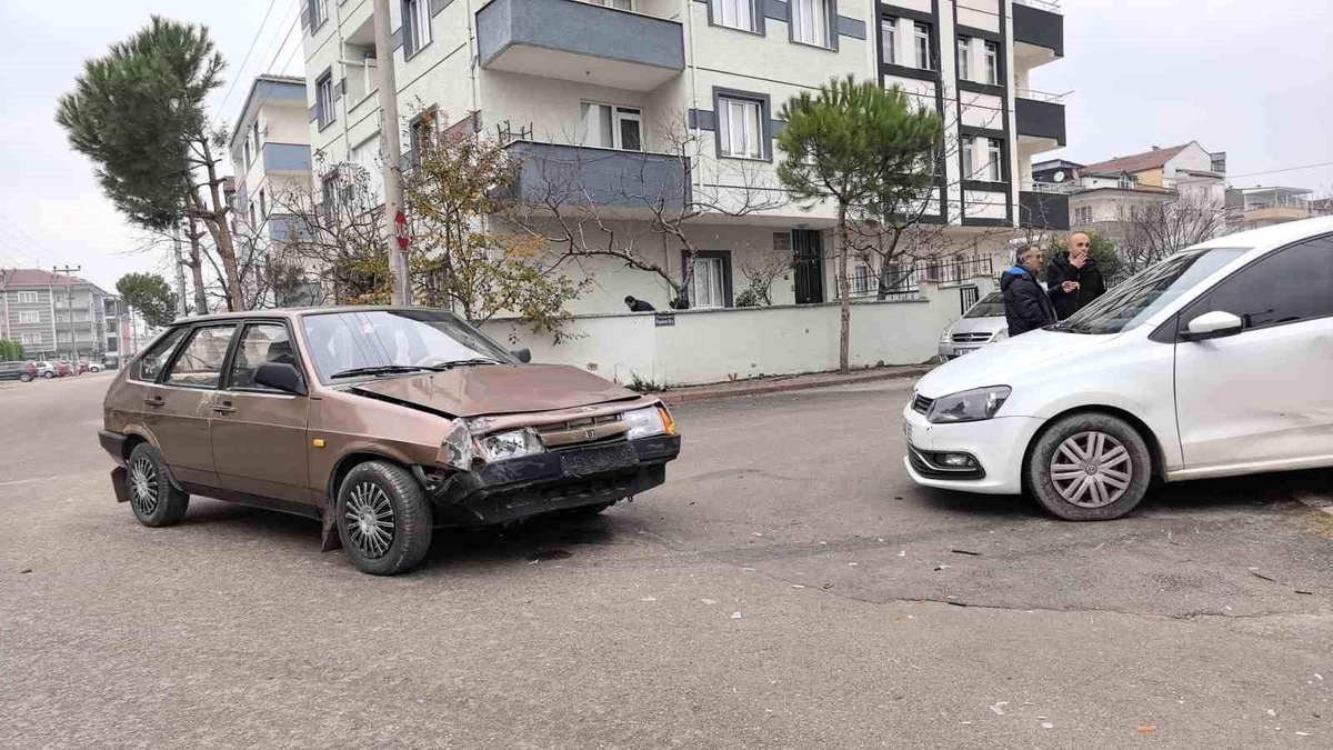 İnegöl\'de Otomobil Kazası: 2 Yaralı