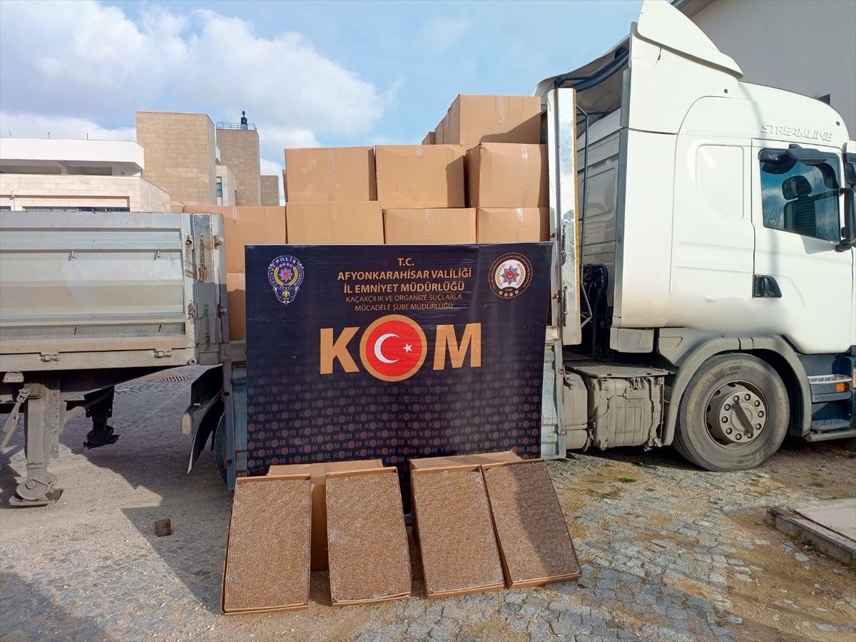 Afyonkarahisar\'da Tırda 1,5 Milyon Makaron Ele Geçirildi