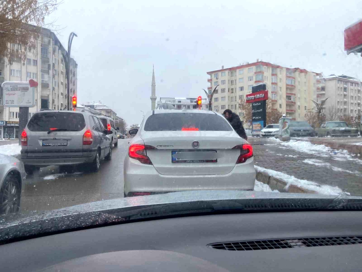 Aksaray\'da Trafik Işıklarında Dilenciler Artıyor