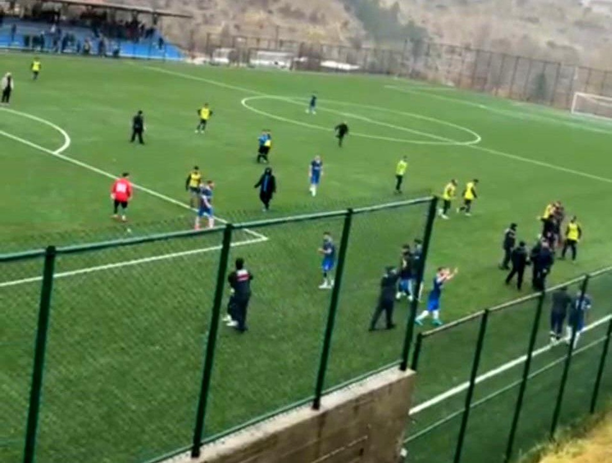 Malatya\'da Amatör Maçta Saha Karıştı, Üç Futbolcu Yaralandı