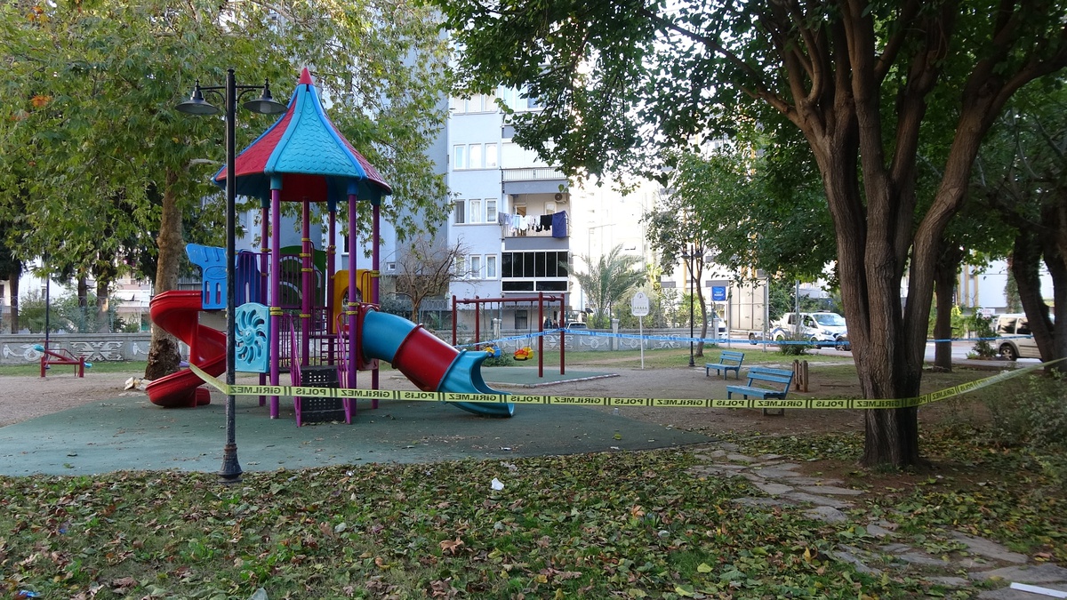 Antalya\'da Çocuk Parkında Aileler Arasında Silahlı Kavga: 4 Yaralı