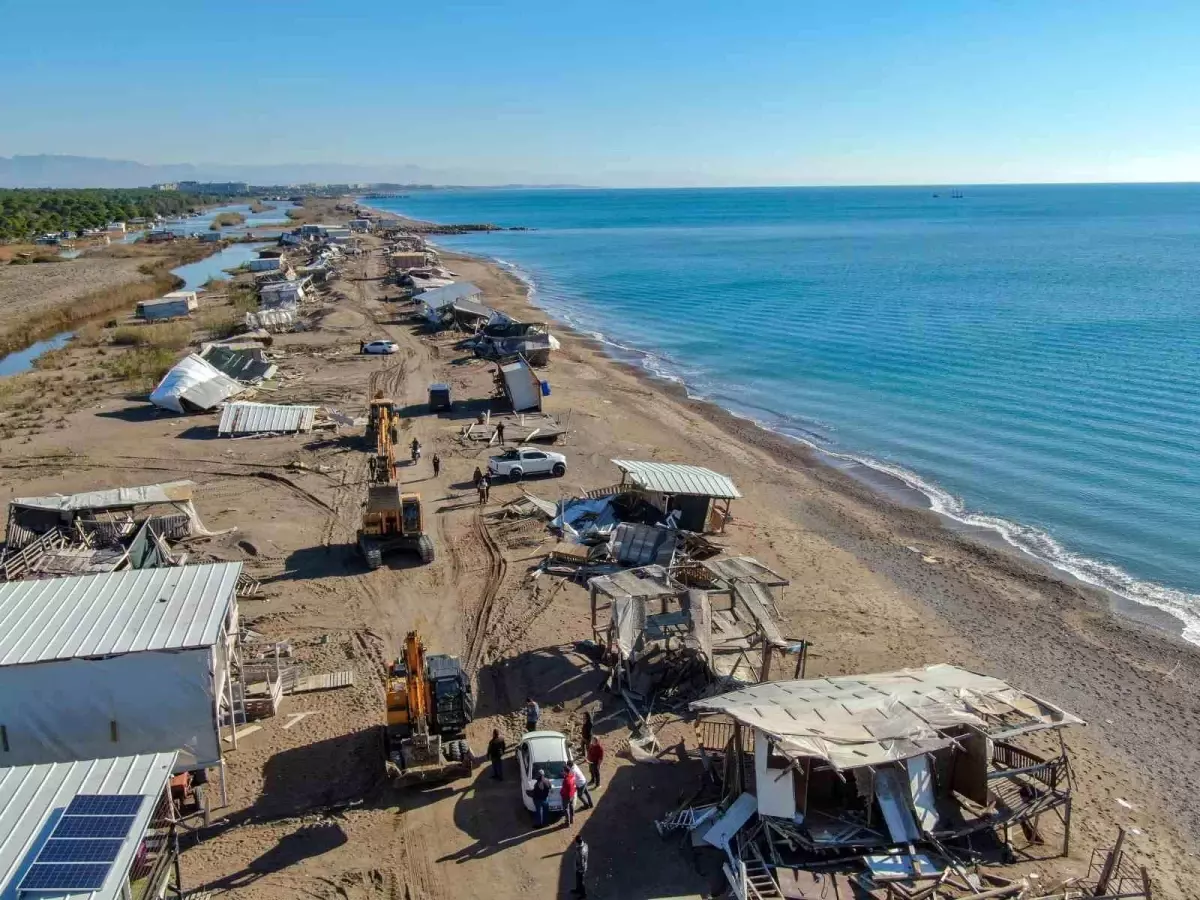 Antalya\'da denize sıfır çardaklar tarihe karıştı, sahil halkın kullanımına açılacak