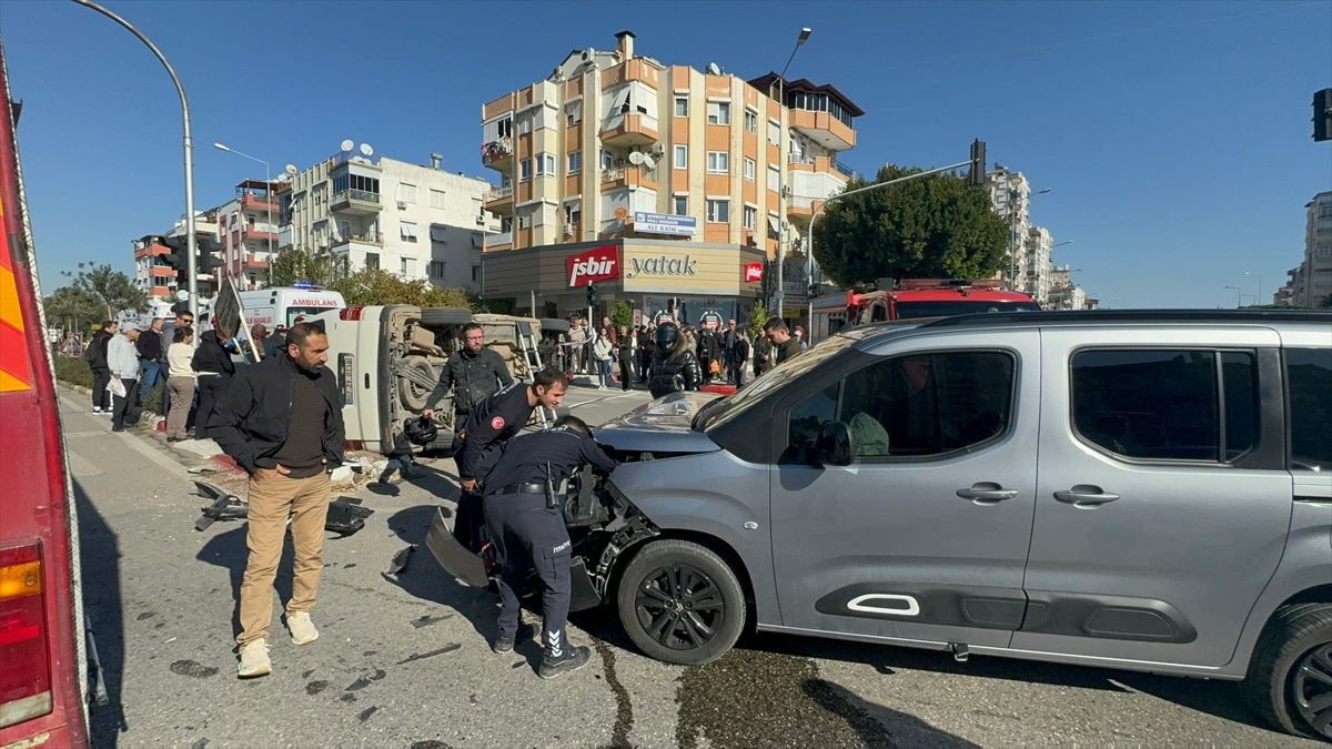 Antalya\'da Minibüs ve Hafif Ticari Araç Çarpıştı
