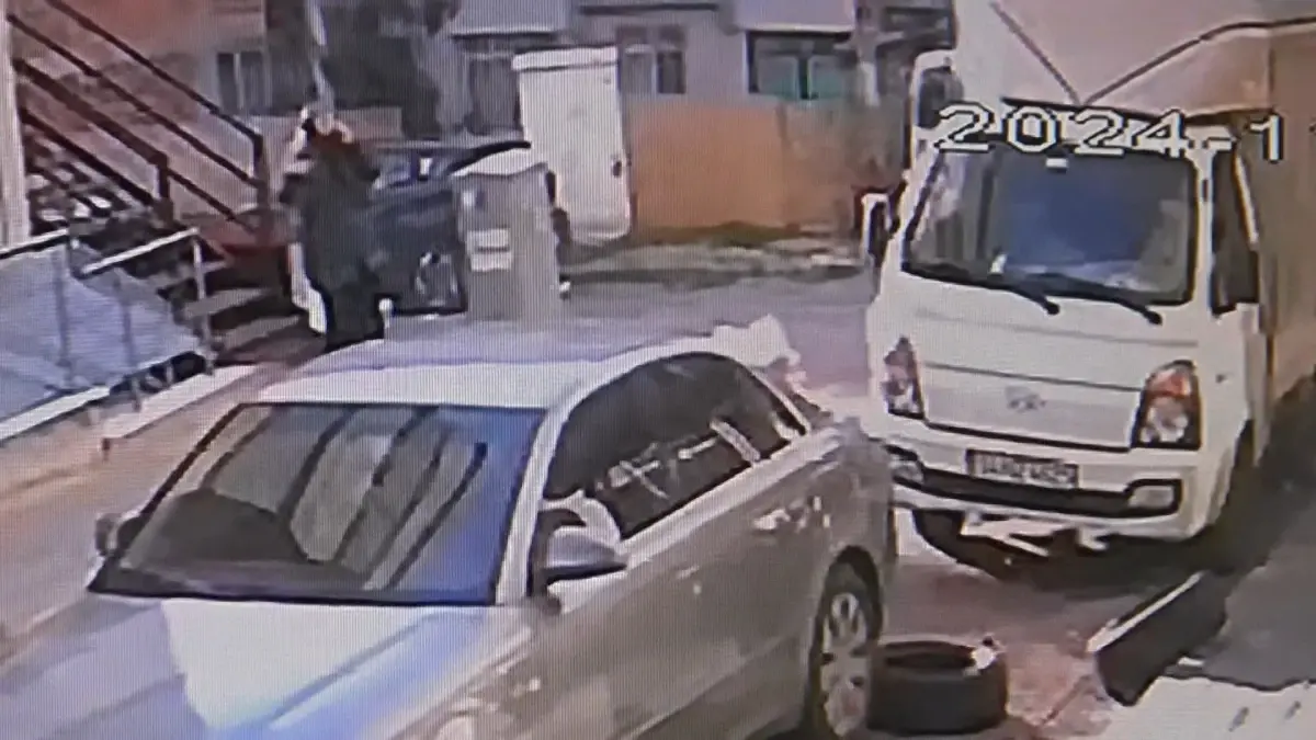 Apartman Penceresinden Atılan Çöp Poşeti Otomobile Zarar Verdi