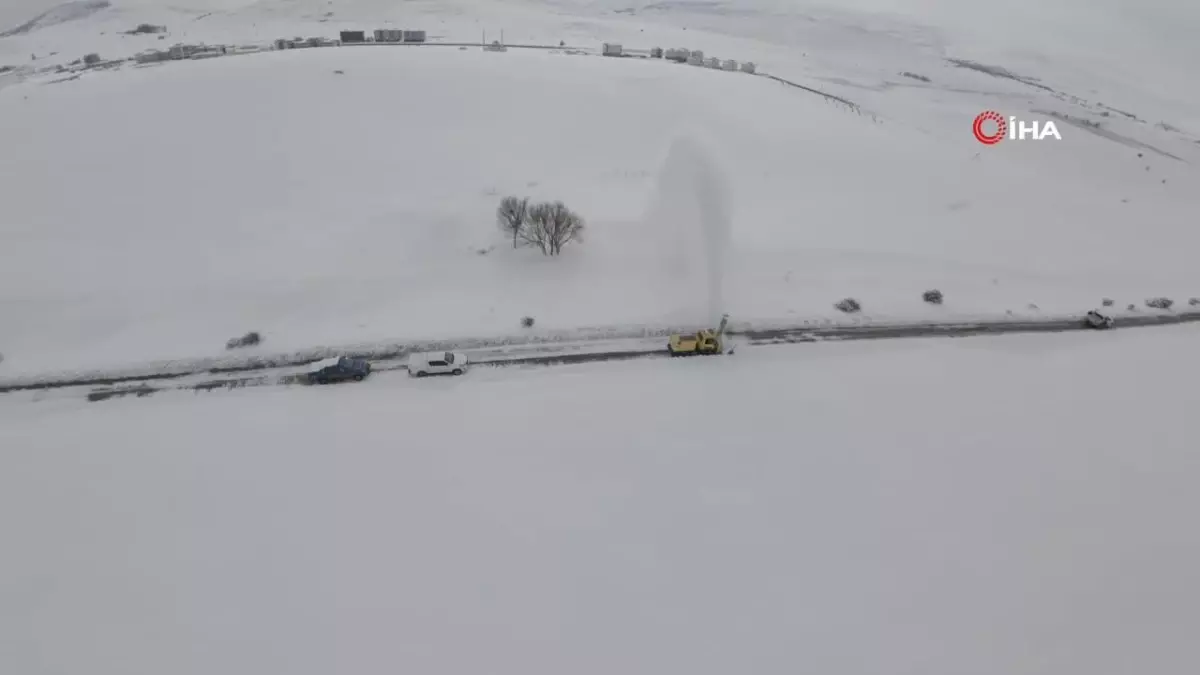 Bayburt\'ta Köy Yollarında Kar Temizliği