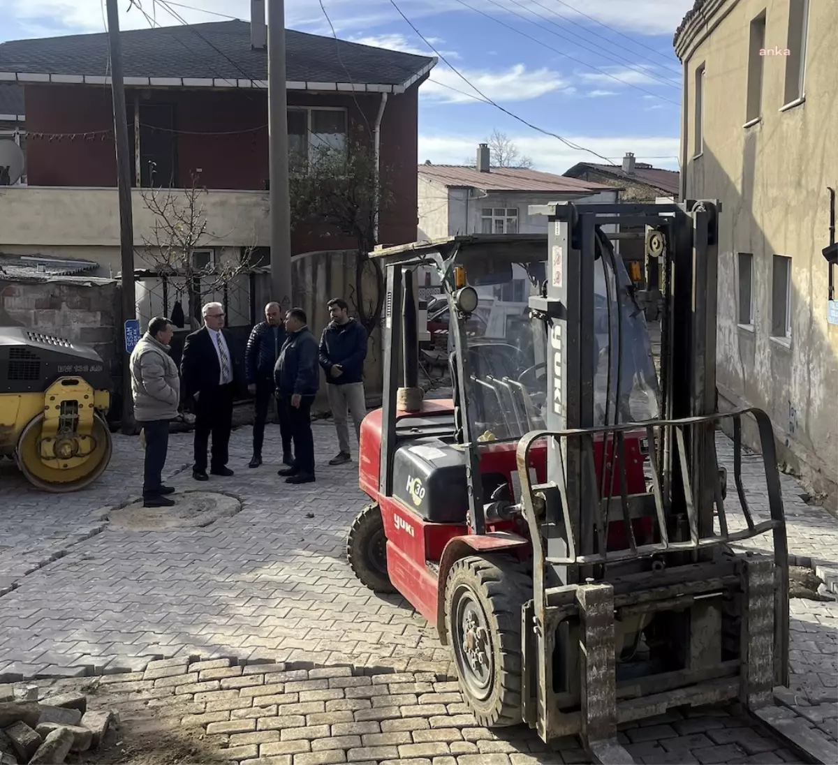 Bayramiç Belediyesi, Doğal Gaz Çalışmalarının Ardından Parke Taş Döşeme İşlemlerine Başladı