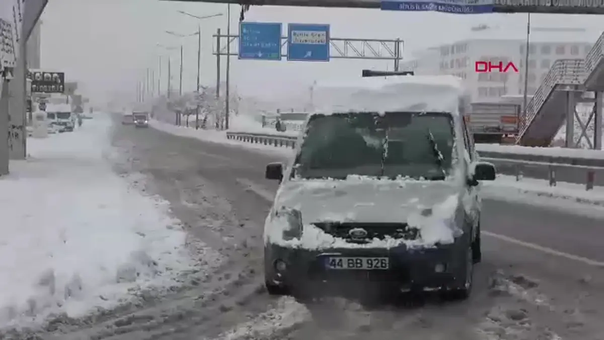 Bitlis\'te Kar Yağışı 70 Köy Yolunu Kapadı