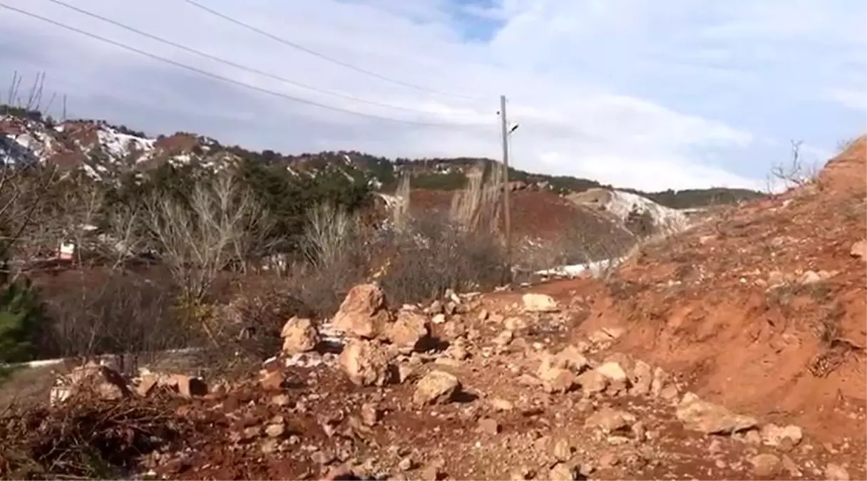 Çankırı\'da Heyelan: Köy Yolu Kapandı