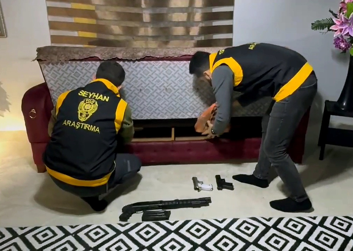 14 Yaşındaki Çocuk, Evin Altında 7 Ruhsatsız Silah Sakladı