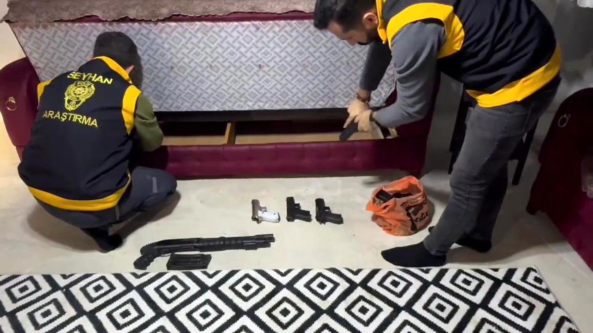 Adana\'da Evde 7 Ruhsatsız Silah Ele Geçirildi