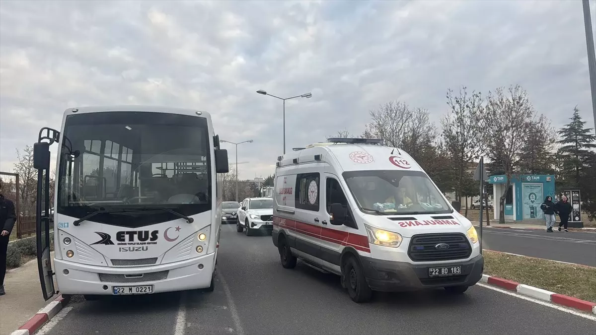 Edirne\'de Minibüs Kazası: Bir Öğrenci Yaralandı