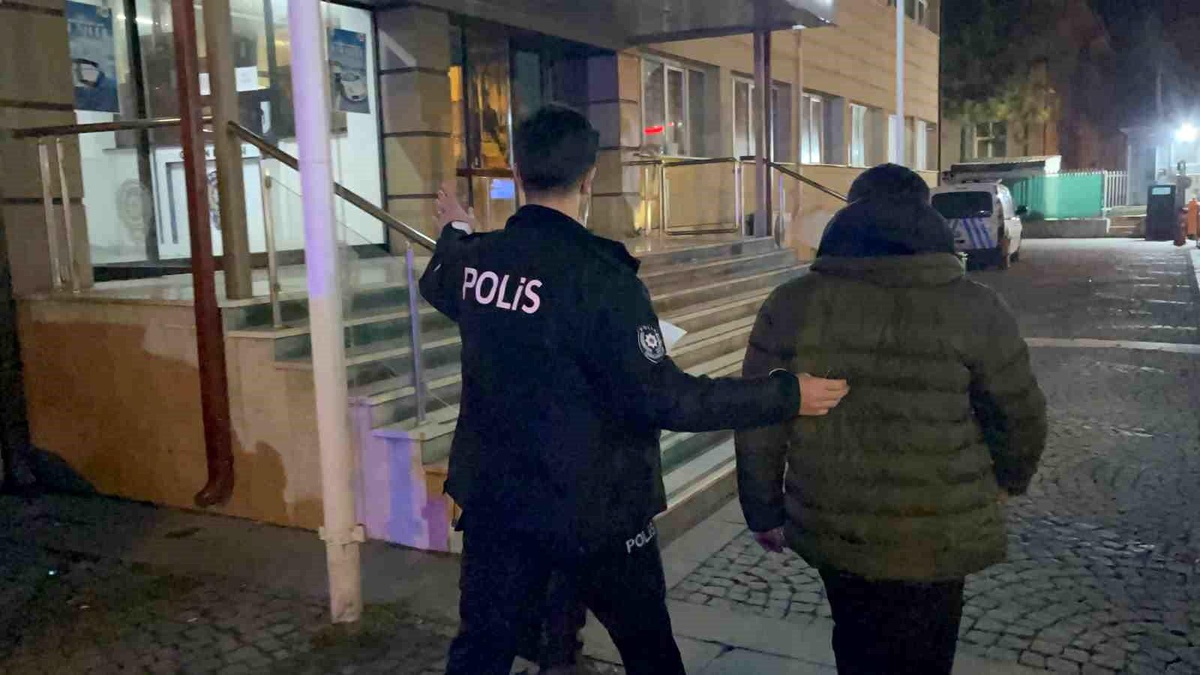 Ehliyet Sınavında Kopya Düzeniğiyle Yakalandı