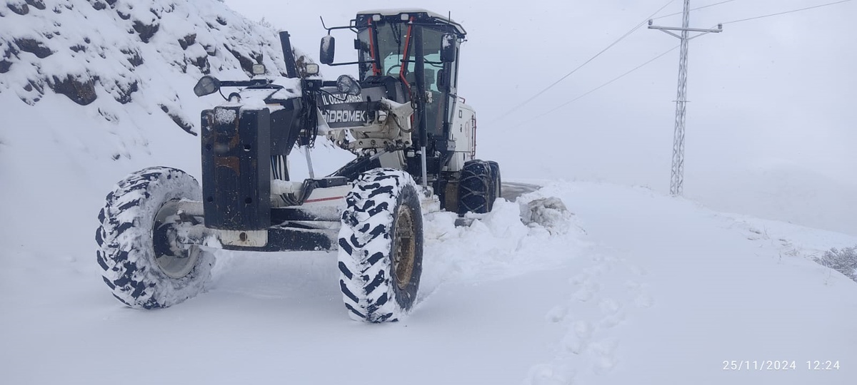 Elazığ\'da Kapanan Köy Yolları Ulaşıma Açıldı