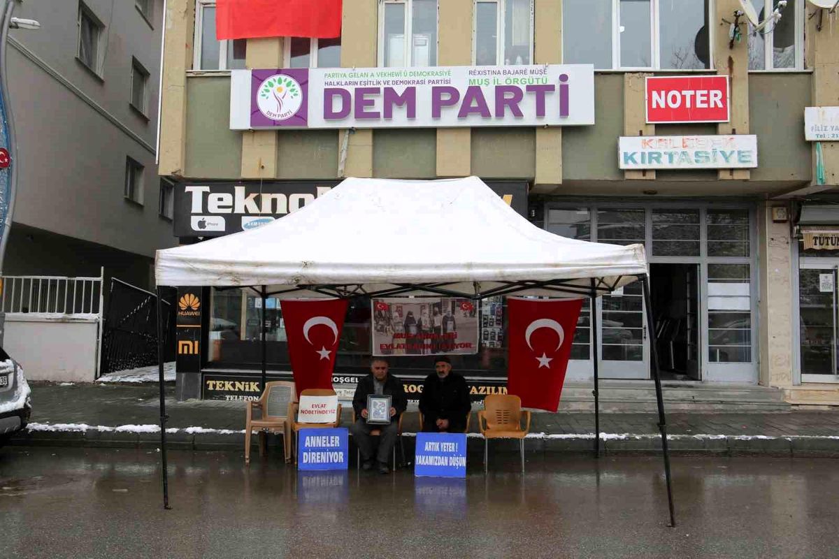 Muş\'ta Evlat Nöbeti Sürüyor