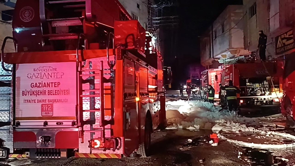 Gaziantep\'te ayakkabı ve terlik imalathanesinde yangın