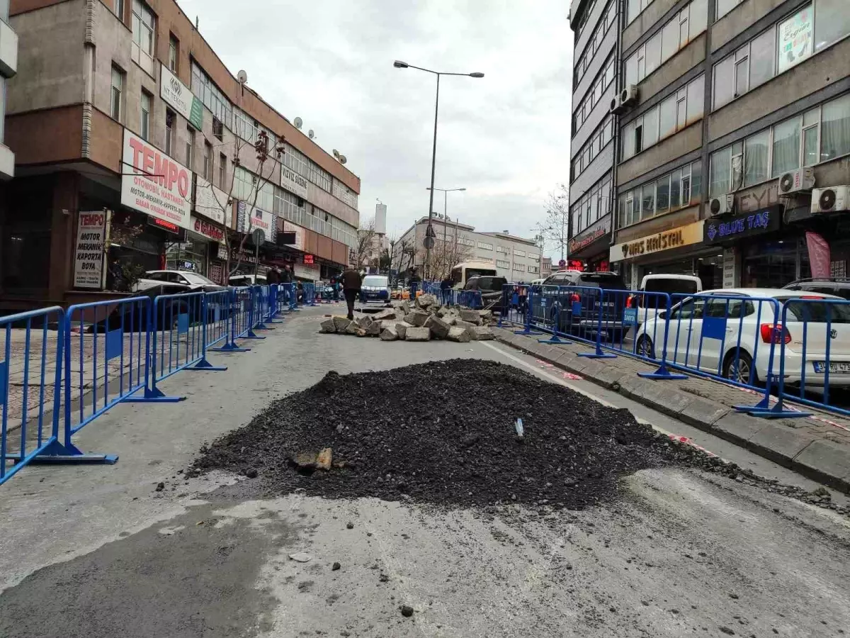 Güngören\'de Yol Çöktü, Esnaflar Mağdur Oldu