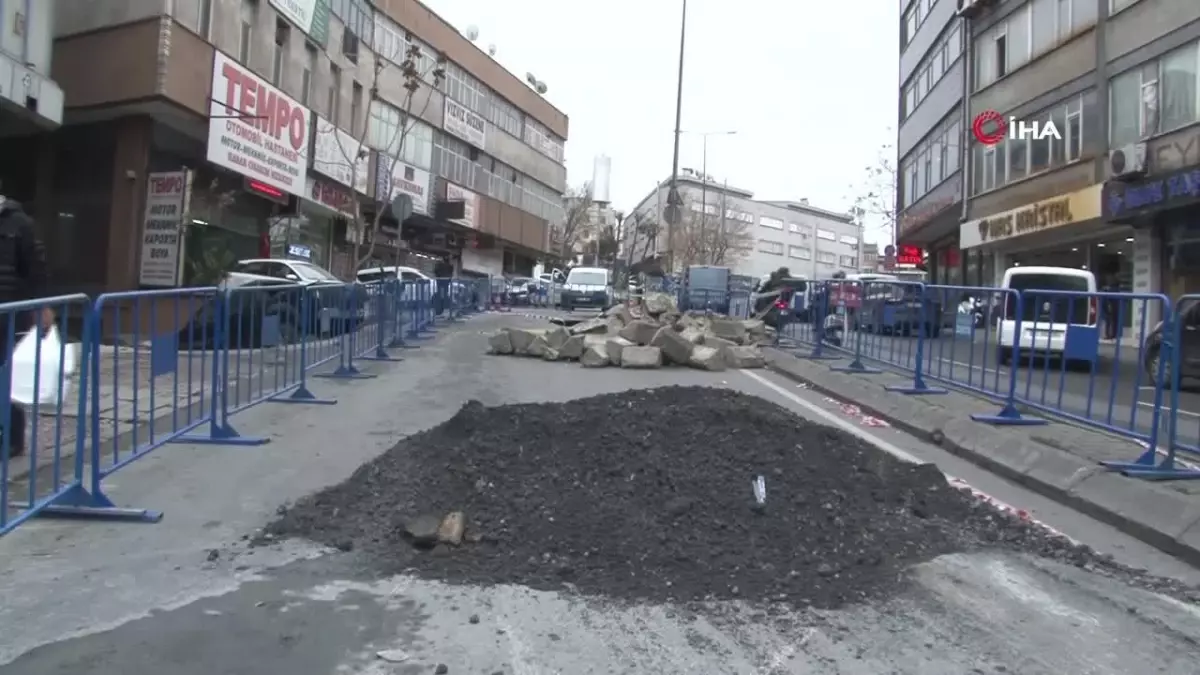 Güngören\'de Çöken Yol Trafiğe Kapalı, Esnaflar Mağdur