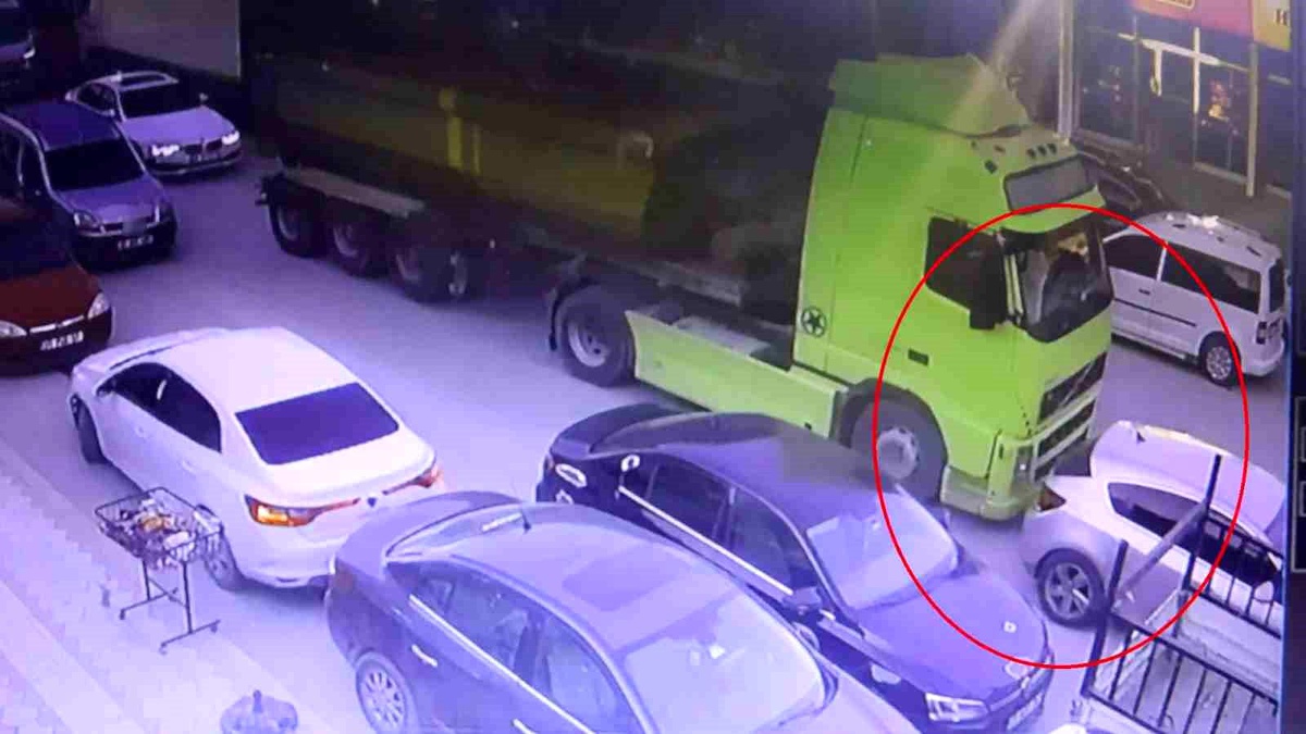 Hatay\'da Hafriyat Kamyonu Otomobile Çarptı