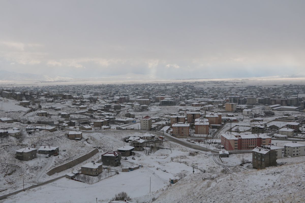 Hakkari\'de Kar Yağışı 10 Yerleşim Yerinin Yolunu Kapadı