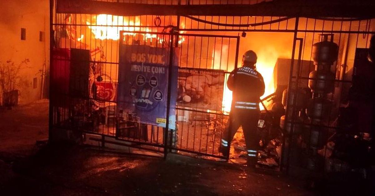 Hatay\'da Bakkal Yangını: İş Yeri Kullanılamaz Hale Geldi