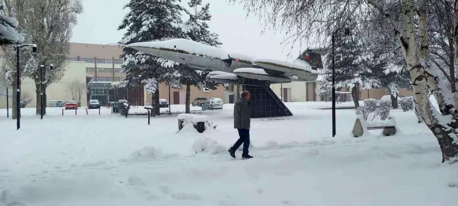 Erzurum\'da Kar Yağışı Hayatı Olumsuz Etkiliyor