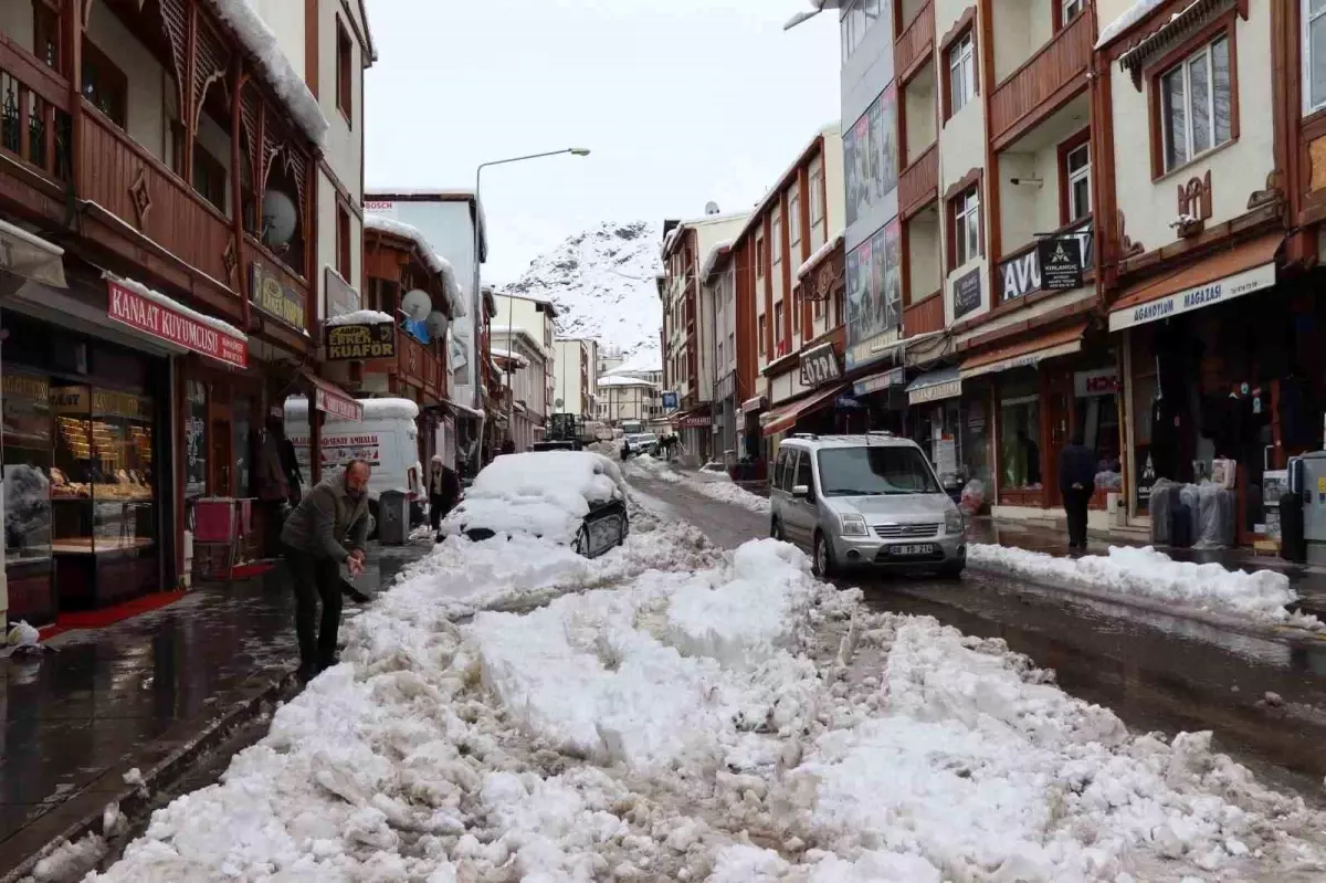 Erzurum\'da Yoğun Kar Yağışı Hayatı Olumsuz Etkiliyor