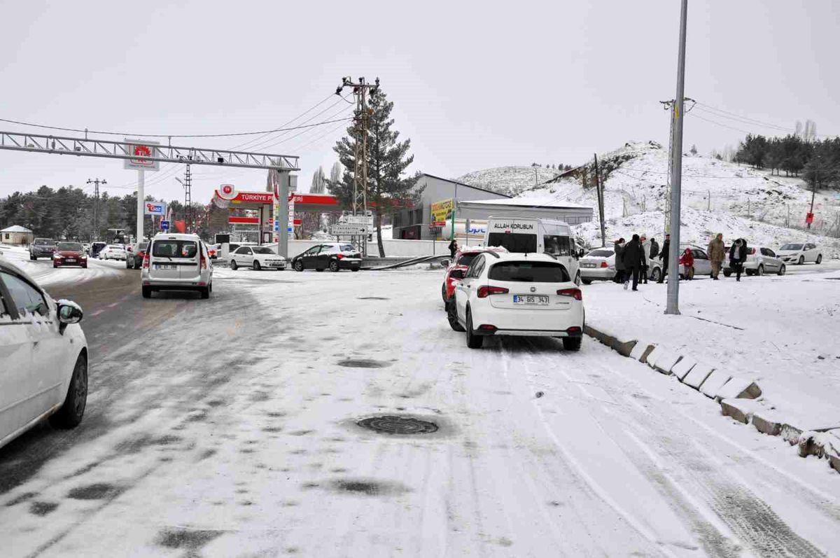 Kars\'ta Öğretmenler Buzlu Yolda Mahsur Kaldı
