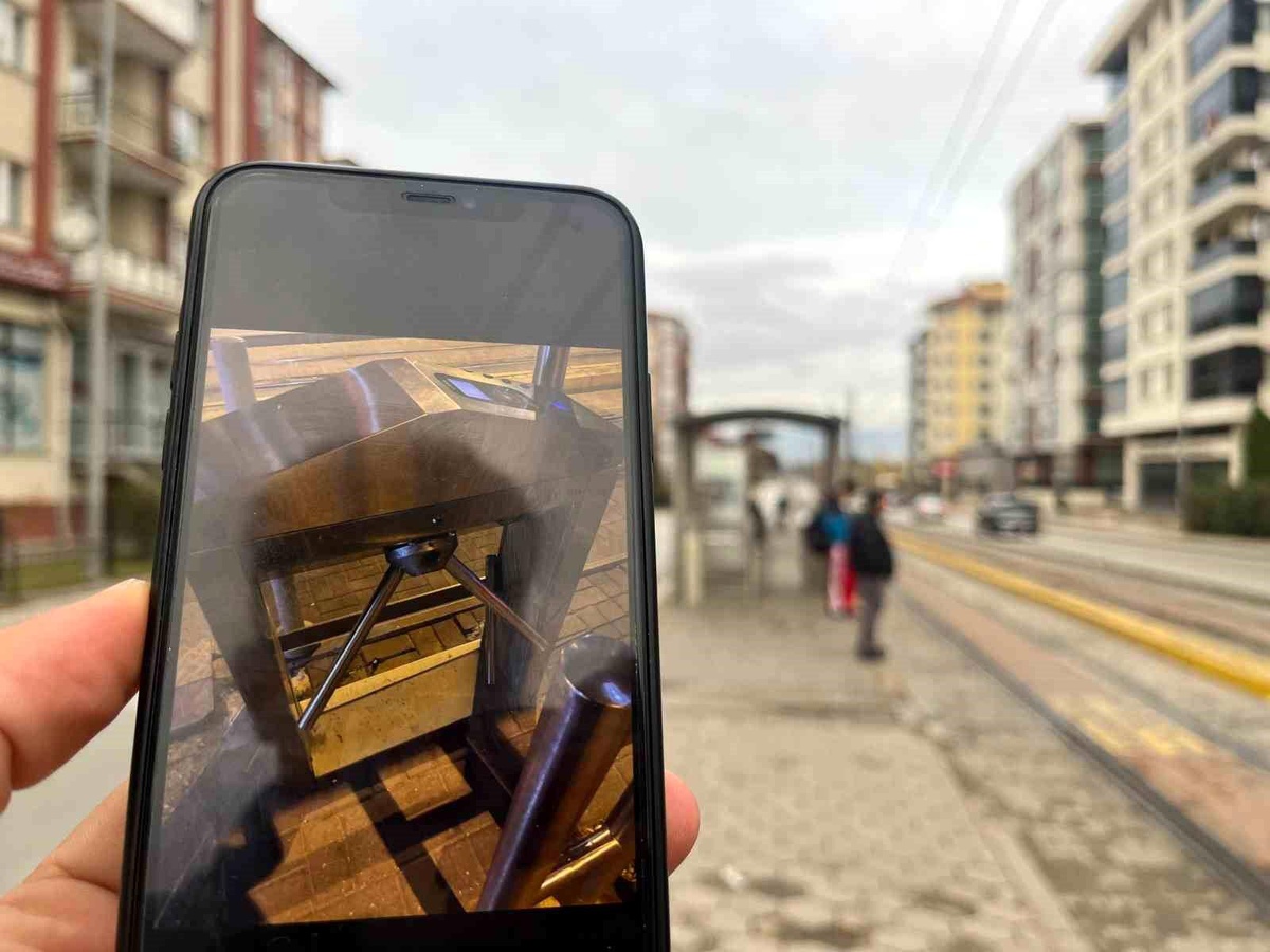 Eskişehir\'de Abonman Kartı Olan 15 Yaşındaki Kız Çocuğuna Tramvaydan Ceza Kesildi