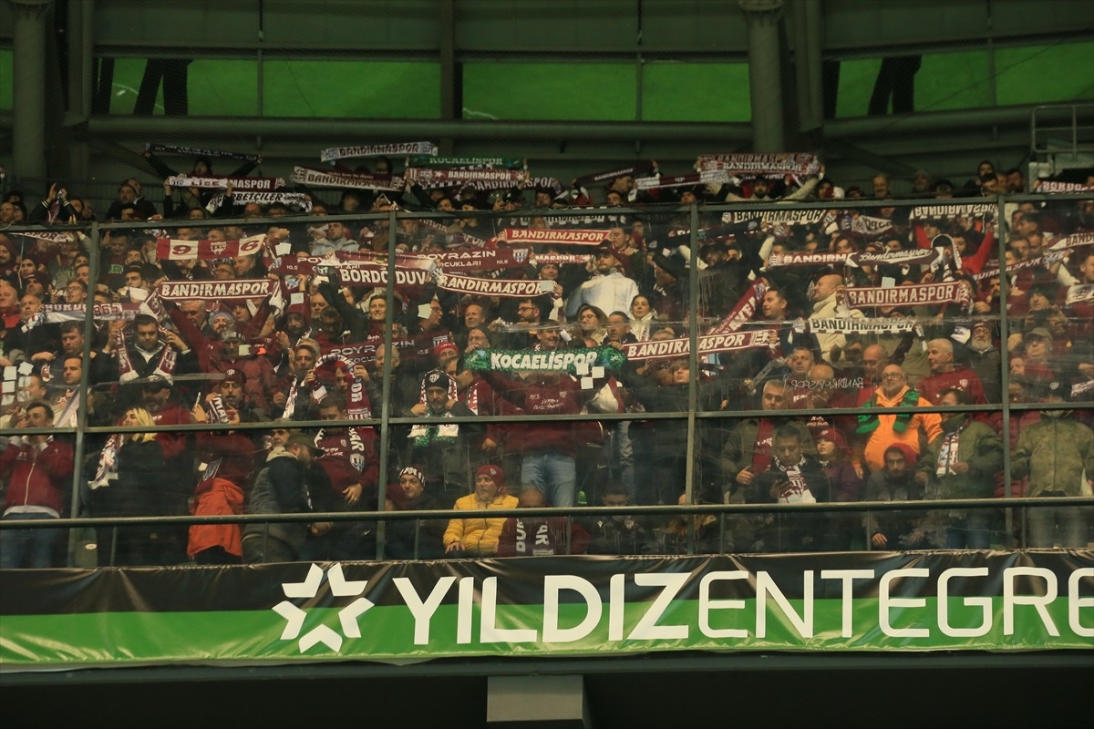 Kocaelispor\'dan Yabancı Madde Atan Taraftarlara Ceza