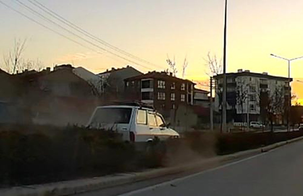 Eskişehir\'de Otomobil Refüje Daldı
