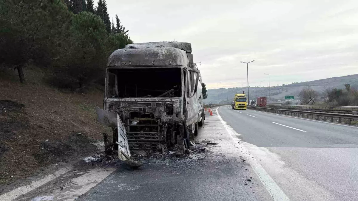 Kocaeli\'de Tır Yangını: Kabin Kül Oldu