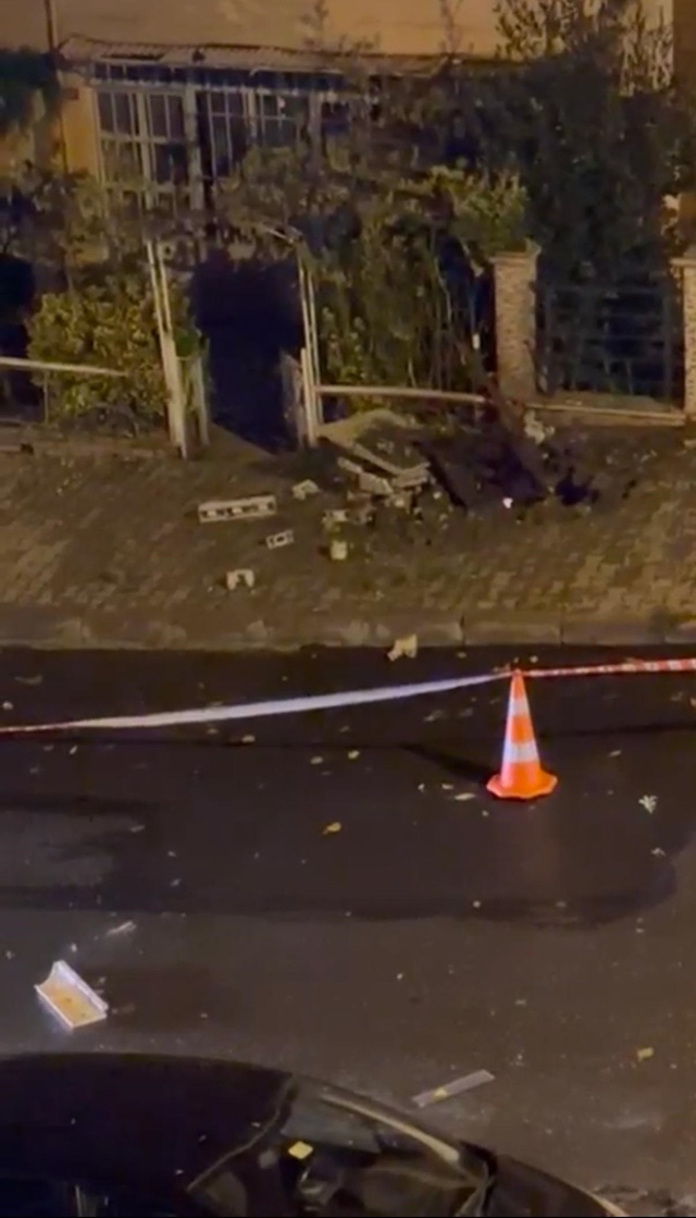Şişli'de bir kişi, kaldırımda yürürken yer altı patlamasında ağır yaralandı Şişli'de bir kişi, kaldırımda yürürken yer altı patlamasında ağır yaralandı