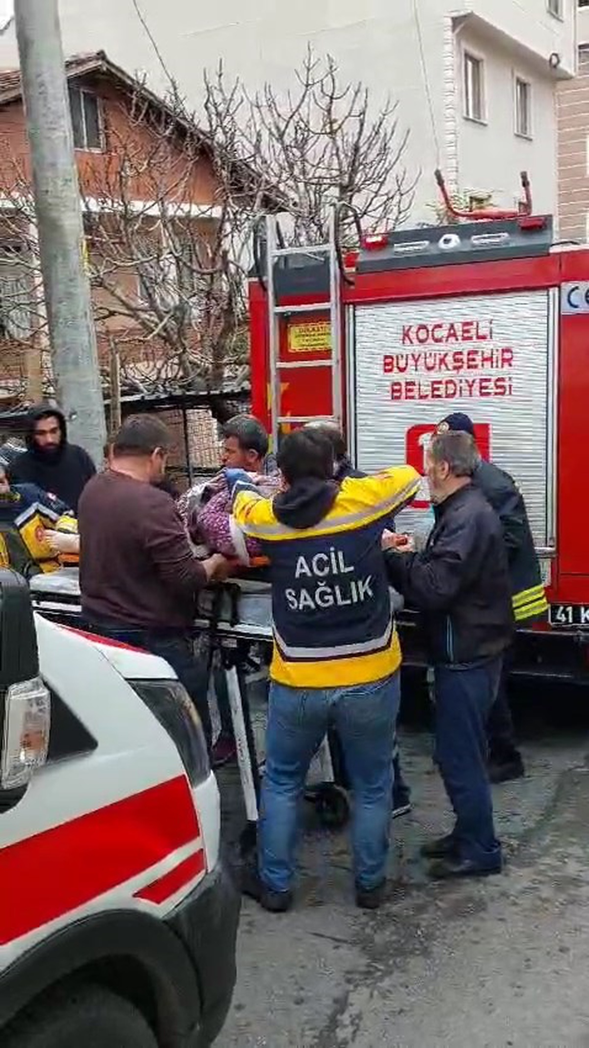 Kuyudan Su Çekerken Düştü, İtfaiye Tarafından Kurtarıldı
