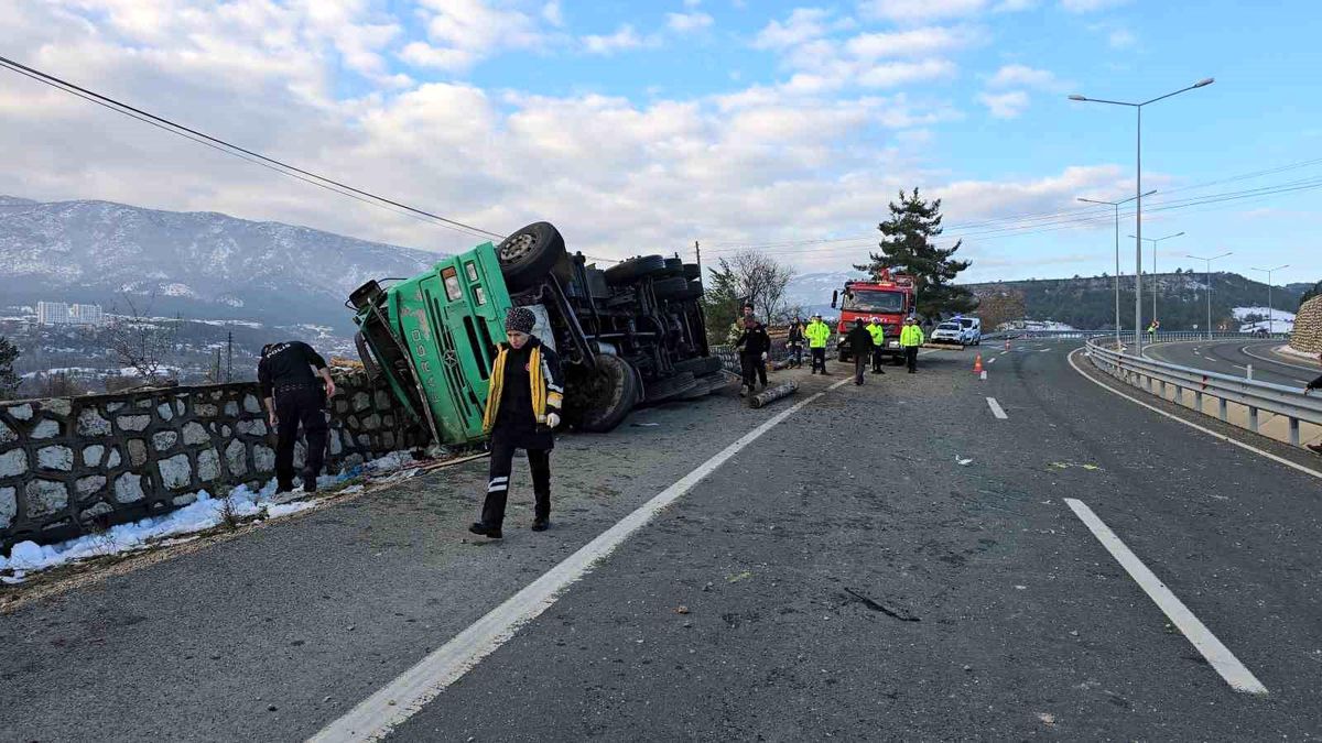 Safranbolu\'da Tomruk Yüklü Kamyon Devrildi: 2 Ölü