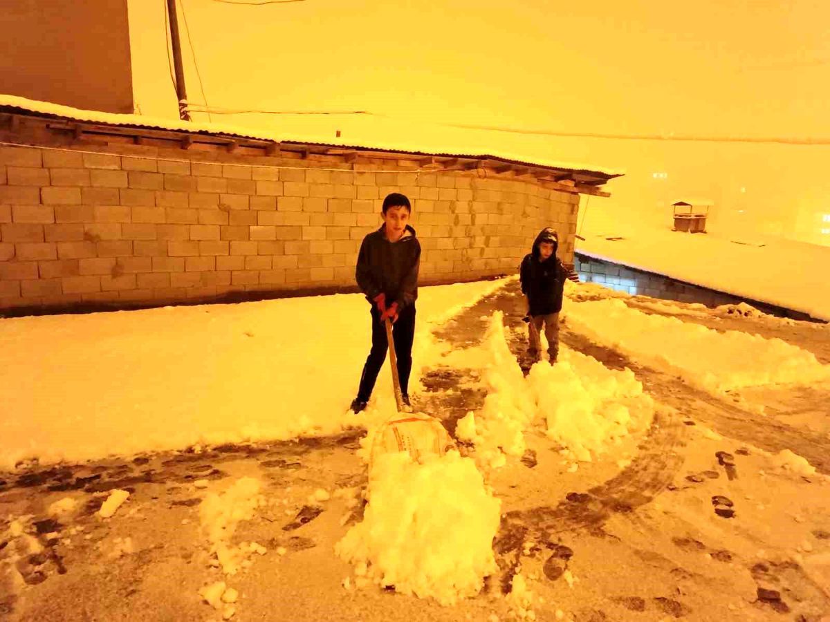 Hakkari\'de Kar Küreme Mesaisi