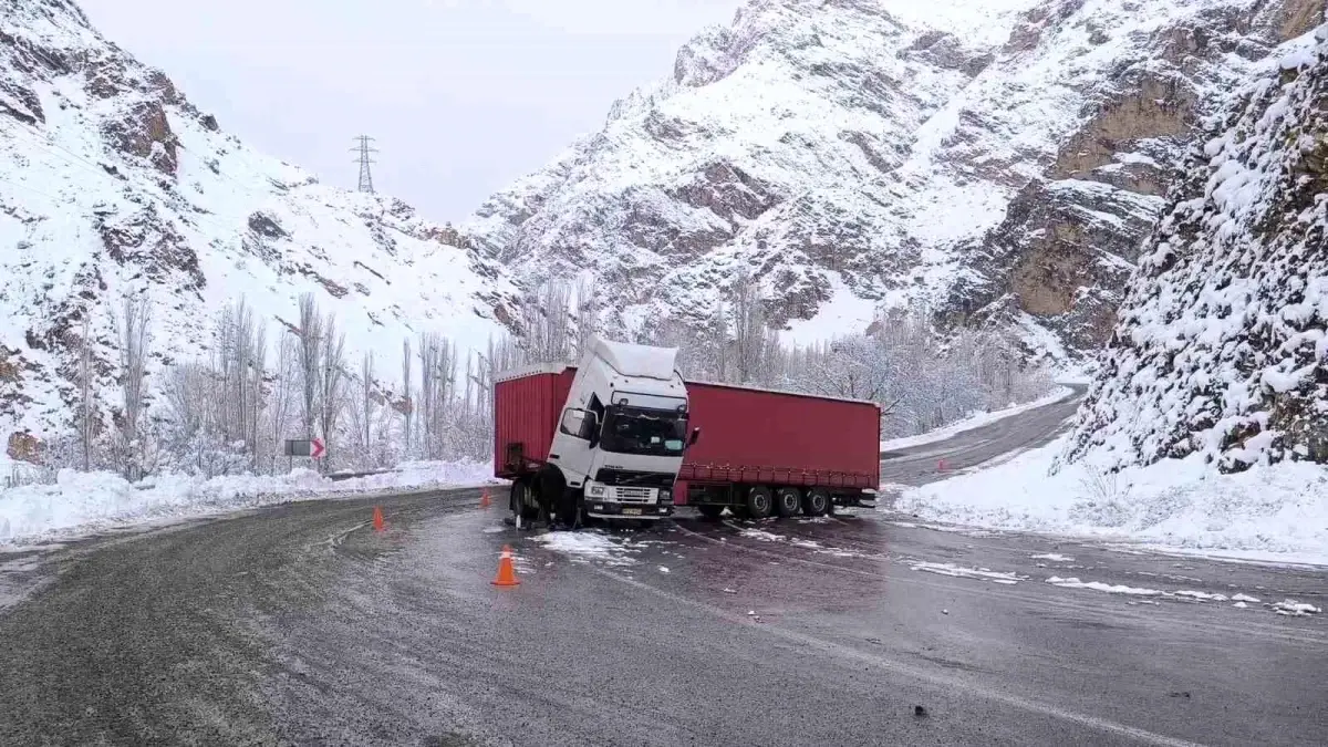 Erzurum\'da Tır Kazası: Trafik Durduruldu