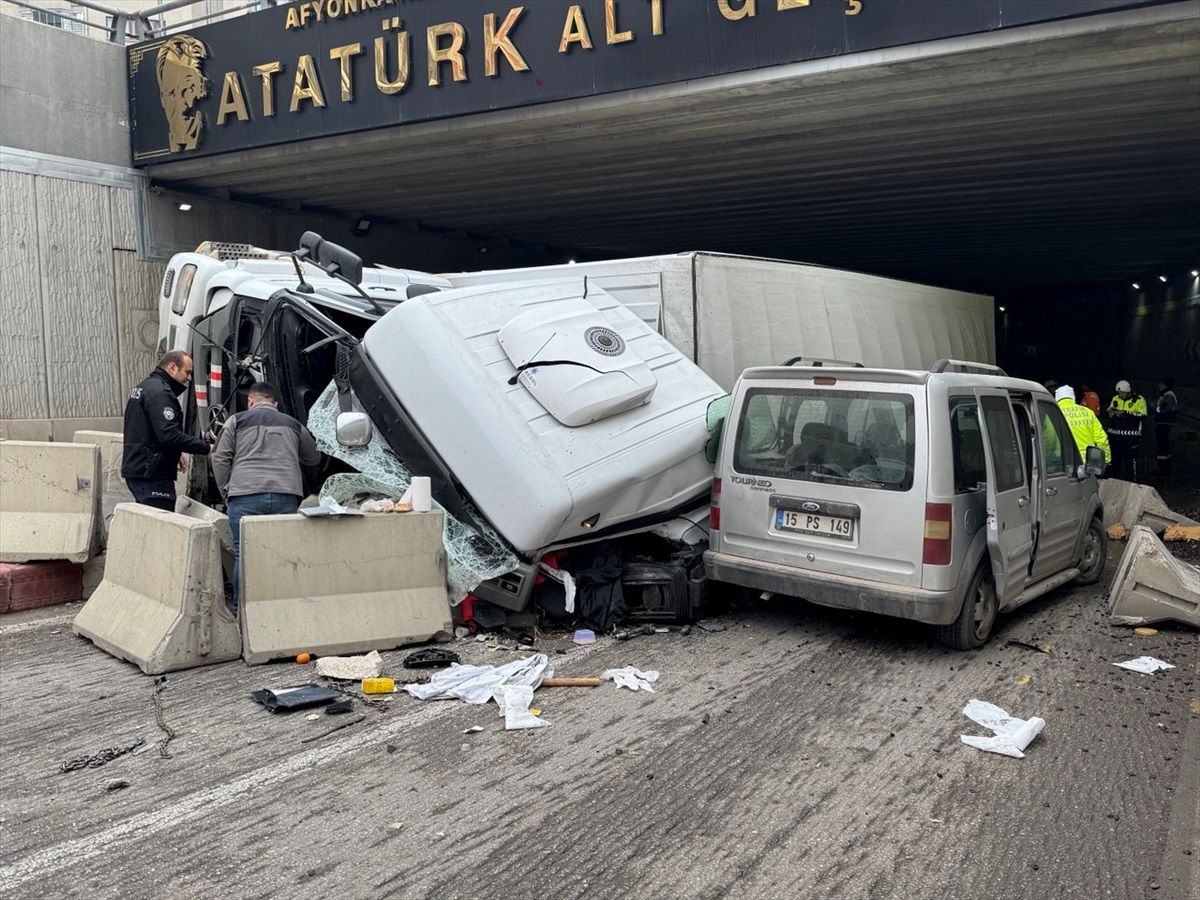 Afyonkarahisar\'da Kamyon Devrildi, Sürücü Yaralandı