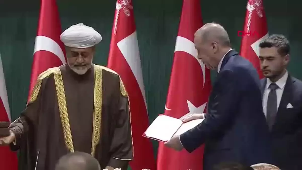 ANKARA Cumhurbaşkanı Erdoğan, Umman Sultanı Heysem bin Tarık bin Teymur El Said ile Cumhurbaşkanlığı Külliyesi\'nde ortak basın toplantısı\'nda konuştu