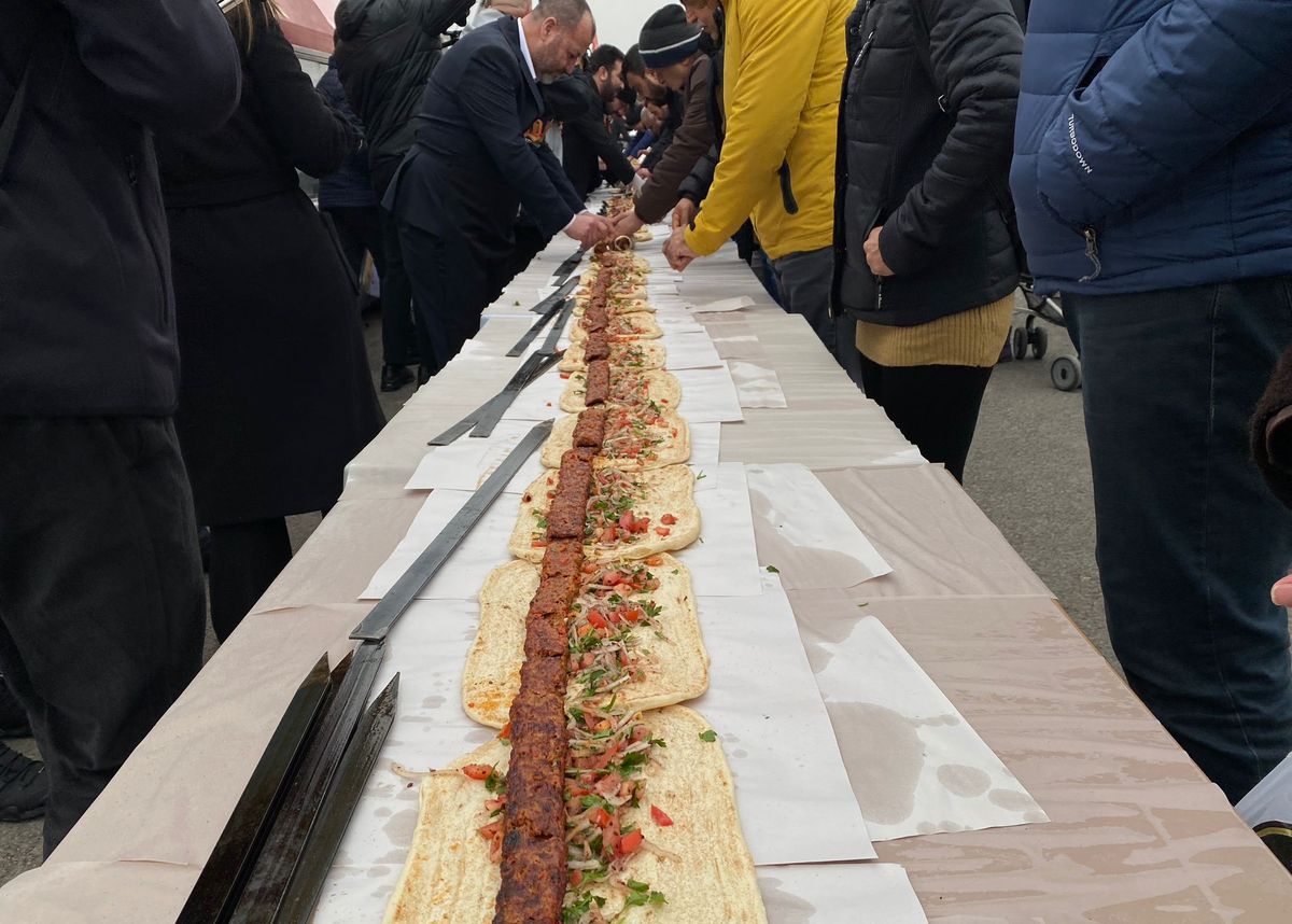 Ankara\'da Adana Lezzet Buluşmaları: 106 Metre Kebap ve Şalgam İkramı