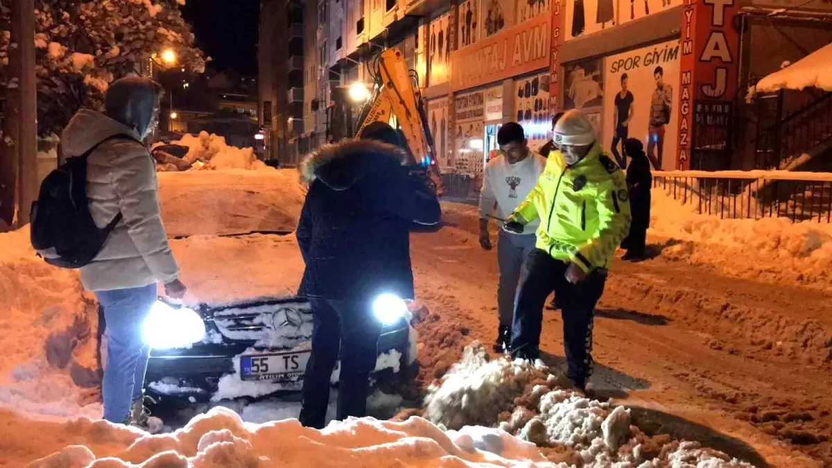 Bayburt\'ta Otomobil Buzda Kara Saplandı