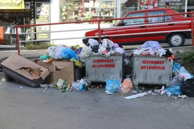 Bayraklı'da çöpler yollara taştı