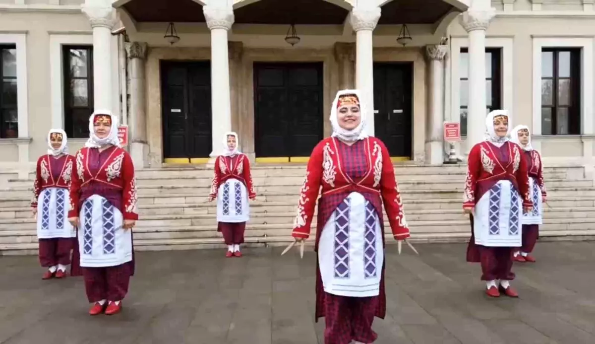 Bolu\'da Öğretmenlerden Muhteşem Halk Oyunları Gösterisi