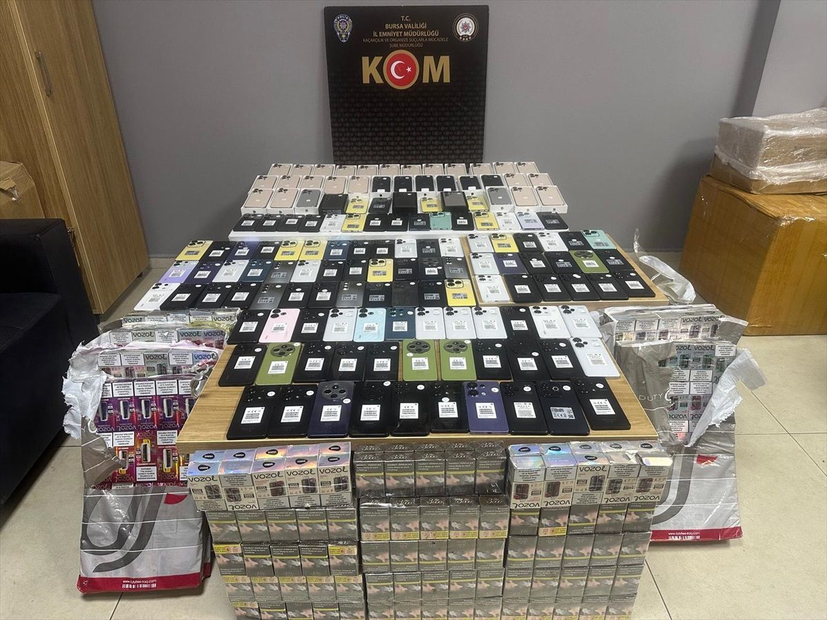 İnegöl\'de Kaçak Telefon ve Sigara Operasyonu