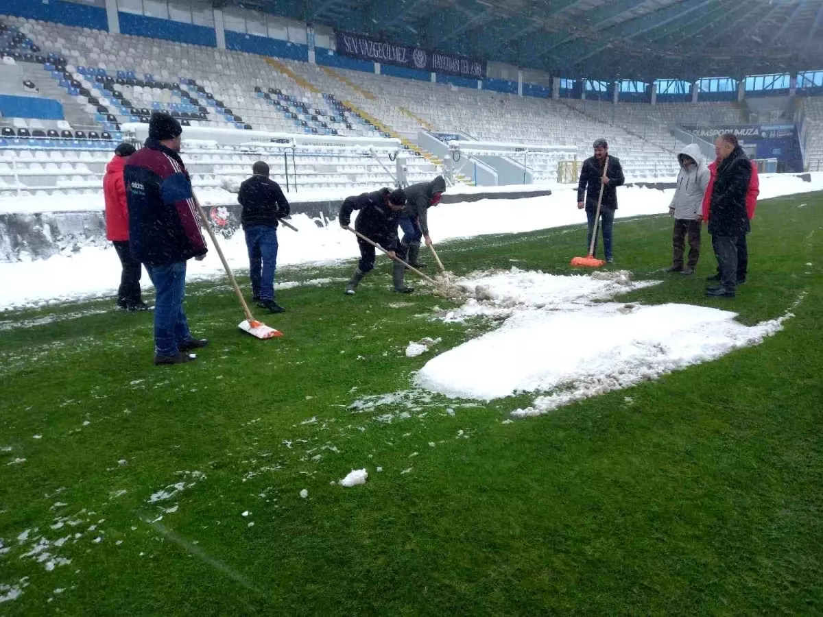 Erzurum\'da Stadyum Zemini Kışın Yeşil Kalıyor