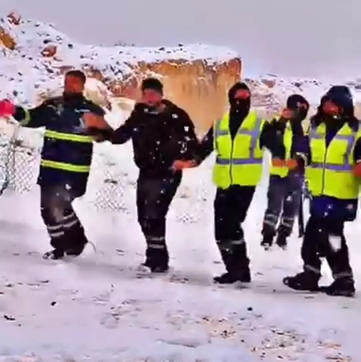 Gabar Dağı\'nda işçiler, kar yağışını halay çekerek kutladı