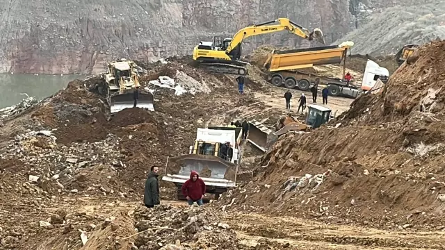 Gebze'de toprak kayması sonucu 7 kamyon ve 1 kepçe aşağı uçtu